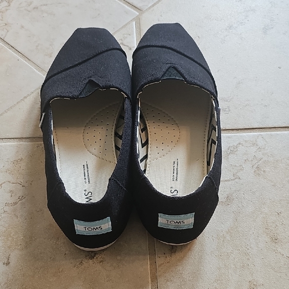 TOMS Women's Classic Black Flats - Picture 2 of 3